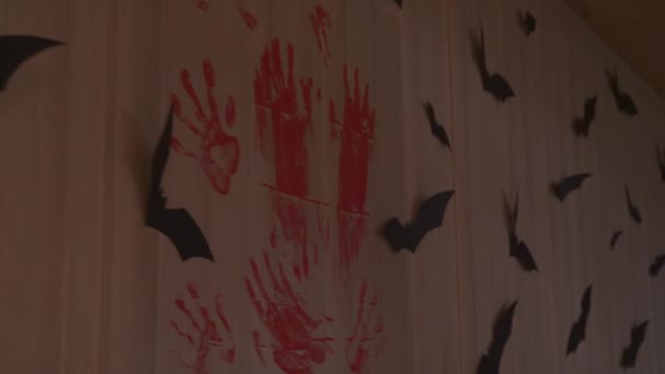 閉じる 目の肥えた血みどろの手版画と飛行コウモリとハロウィンの壁の装飾 10月の休日の雰囲気のための神秘的で不気味な家の装飾 ハロウィンを祝うための家の装飾雰囲気 — ストック動画