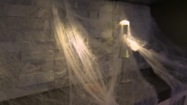 Close Dikke Spinnenweb Woonkamer Plank Voor Het Creëren Van Halloween — Stockvideo