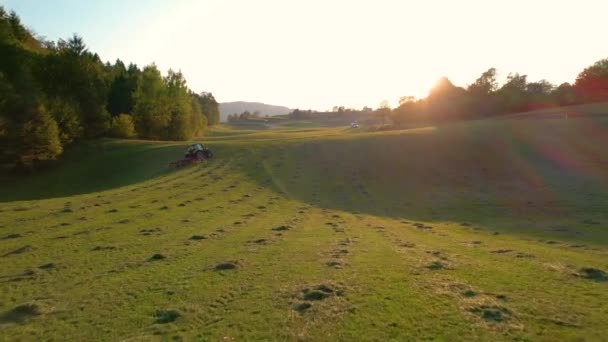 Aerial Traktor Vänder Klippt Solig Höstmorgon Gyllene Ljus Jordbrukare Som — Stockvideo