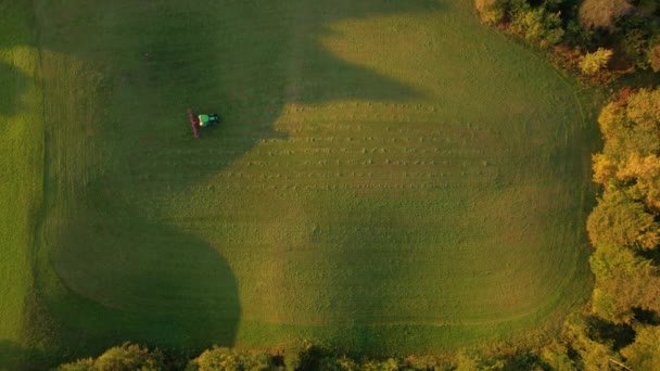 Sonbaharda Çim Biçme Makineli Tarım Traktörü Biçilmiş Samanı Deviriyor Çiftçinin — Stok video