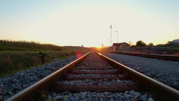 Baixo Ângulo Movendo Direção Sol Longo Das Trilhas Ferroviárias Passando — Vídeo de Stock