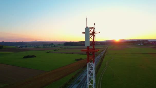 Aerial Szczegółowy Widok Kolejowej Anteny Radiowej Przy Złotym Świetle Zachodu — Wideo stockowe