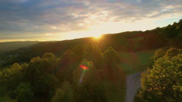 Aerial Herfstzon Gaat Onder Achter Een Prachtig Heuvelachtig Landschap Begroeid — Stockvideo