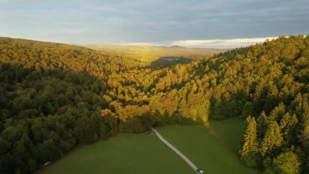 Aerial Schöne Hügelige Bewaldete Landschaft Die Der Spätherbstsonne Badet Malerische — Stockvideo
