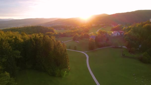 Aerial Malownicza Pagórkowata Wieś Wsiami Ziemią Uprawną Złotym Świetle Piękny — Wideo stockowe
