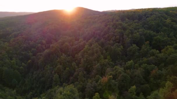 Eerste Zonnestralen Die Het Heuvelachtige Beboste Landschap Raken Herfstochtend Zonnestralen — Stockvideo