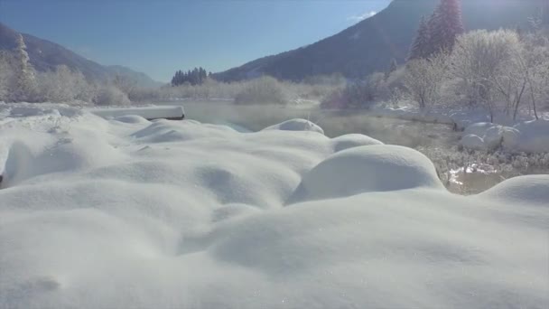 Aerial Tiefflug Über Hohe Schneedecke Und Kristallgrünes Quellwasser Bei Zelenci — Stockvideo