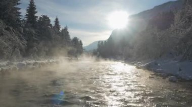 Soğuk ve karlı bir sabahta Sava Nehri 'nin üzerinde sabah sisi kalkıyor. Resimli Sava Vadisi 'nde yeni yağan kar sonrası beyaz peri masalı. Manzaralı dağlık dünyada muhteşem bir kış anı..
