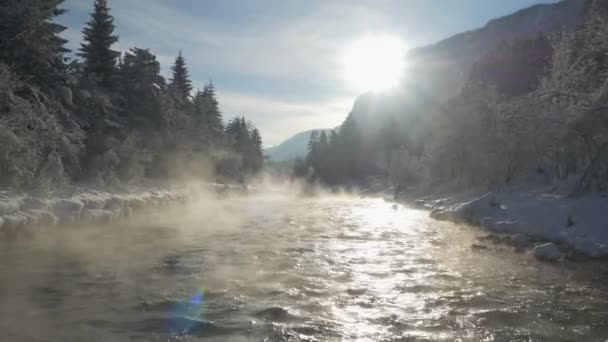 冷たい雪の朝にサヴァ川を流れる上記の朝の霧のリフティング 秋の雪の後に絵のように美しいサヴァ渓谷で白いおとぎ話 風光明媚な高山の世界で壮大な冬の瞬間 — ストック動画