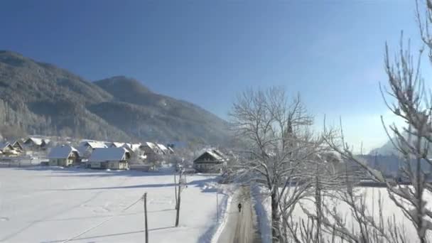 Aerial Piękny Słoneczny Zimowy Poranek Alpejskiej Wiosce Świeżych Opadach Śniegu — Wideo stockowe