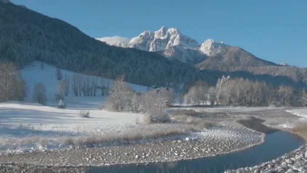 Aerial Vuelo Sobre Humedal Zelenci Hacia Majestuosas Montañas Ponce Invierno — Vídeo de stock