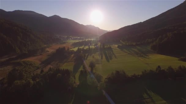 Aerial 秋季萨瓦谷和泽伦奇自然保护区风景如画 在朱利叶阿尔卑斯山和卡拉万克山脉之间的山谷上空 高耸的云杉树梢和草甸 令人叹为观止 — 图库视频影像