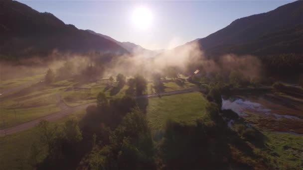 Aerial Flyger Genom Gyllene Glödande Höstmorgon Dimma Höja Dalen Hisnande — Stockvideo