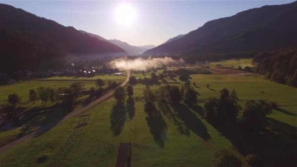Aerial Vista Serena Aldeia Vale Com Nuvens Neblina Matinais Outono — Vídeo de Stock