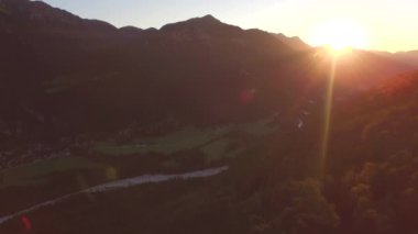 Sonbahar sabahında dağın zirvesine bakan güneş ışığının muhteşem manzarası. Güz mevsiminin nefes kesen gündoğumu anı güzel dağlık arazide. Gün ışığında Sava Vadisi 'nin huzurlu manzarası