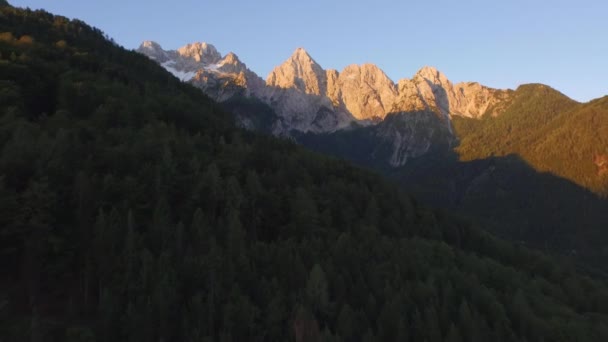Aereo Sorvolando Colline Boscose Verso Alte Vette Delle Alpi Giulie — Video Stock