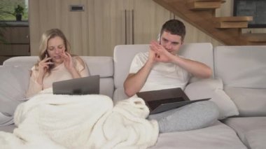 Genç bir çift işlerini bitirmeye çalışırken birbirlerinin dikkatini dağıtıyor. Evde çalışmaya çalışan ortaklar arasında hafif bir kızgınlık hissi. Karantina sırasında iki çalışma formu.