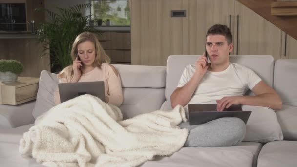 Close Pärchen Die Sich Gegenseitig Beim Telefonieren Stören Verheiratete Partner — Stockvideo
