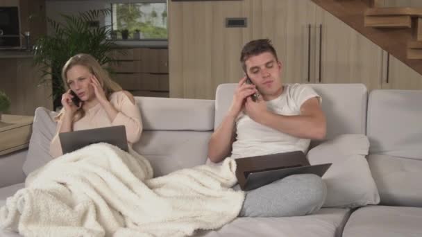 Äktenskapspar Irriterade När Försöker Ett Telefonsamtal Hemma Unga Anställda Partners — Stockvideo