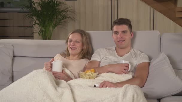 Mladý Pár Užívá Pohodlné Pohovky Dívá Zábavný Televizní Pořad Ženatý — Stock video