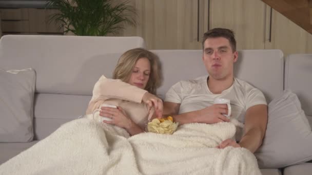 Close Eheleute Verbringen Einen Entspannten Abend Vor Dem Fernseher Junges — Stockvideo