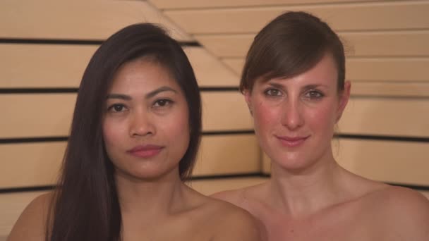 Retrato Duas Jovens Mulheres Brancas Asiáticas Bonitas Posando Para Câmera — Vídeo de Stock