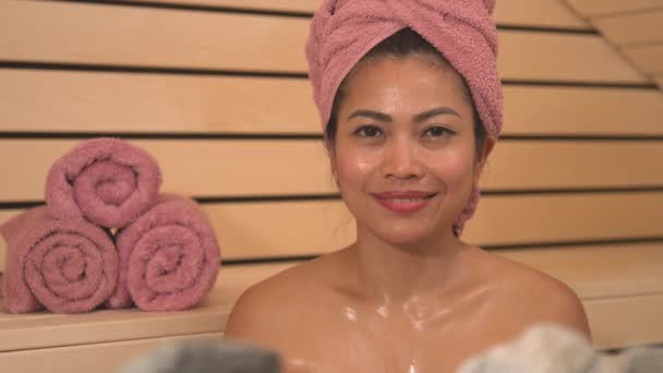 Portrait Jovencita Asiática Sonriente Que Recibe Tratamiento Sauna Finlandesa Centro — Vídeo de stock
