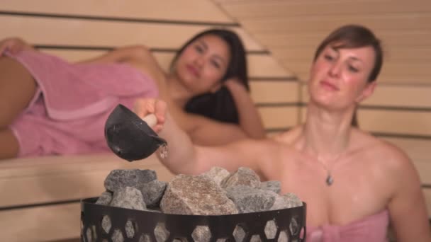 Fechar Vista Pedras Aquecedor Sauna Mulheres Bonitas Conversando Segundo Plano — Vídeo de Stock