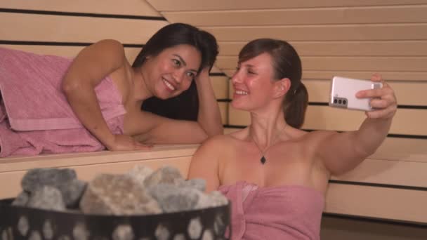 Close Smiling Young Women Taking Selfies Smartphone Finish Sauna Beautiful — Vídeo de Stock