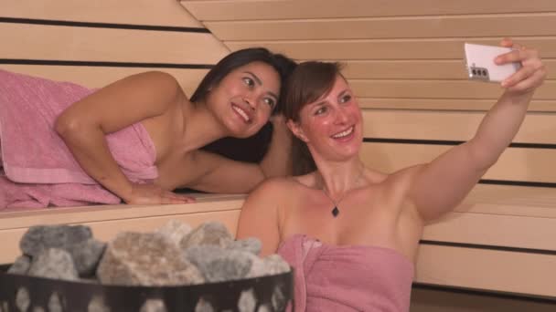 Close Счастливые Молодые Женщины Делают Селфи Создают Воспоминания Посещения Spa — стоковое видео
