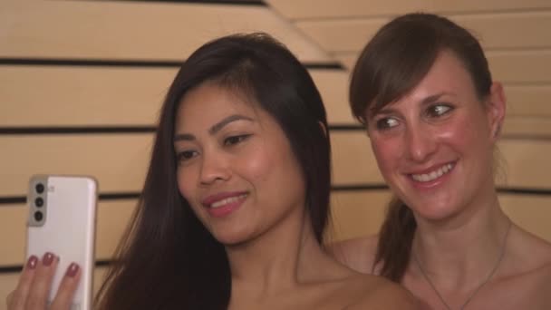 Veselá Asiatka Běloška Dělají Selfie Finské Sauně Krásné Přítelkyně Zabalené — Stock video