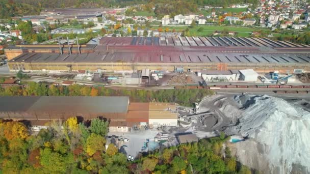 Aerial Industrial Buildings Infrastructure Purpose Steel Industry 钢铁厂座落在风景如画的山谷中 周围环绕着五彩缤纷的秋天高山风景 — 图库视频影像