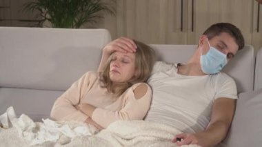 Kocası, öksüren hasta karısını gripken teselli eden bir adam. Kış nezlesi ve virüsler yayılıyor. Kadın mevsimlik virüs içerisindeyken evli çift rahat koltukta sarılıyor..