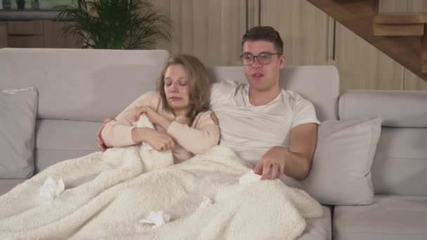 Geschlossen Schönes Ehepaar Krankgeschrieben Weil Das Herbstvirus Überwunden Hat Junge — Stockvideo