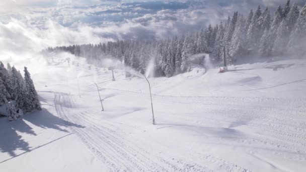 Aerial Snögubbar Besprutar Konstgjord Snö Skidorten Med Underbar Utsikt Snöförberedelse — Stockvideo