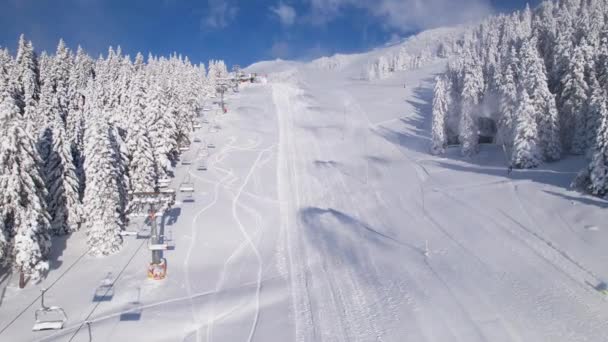 Kapalı Kayak Merkezinin Kar Makineleriyle Kaplı Görüntüsü Kayak Koşullarını Hazırlamak — Stok video