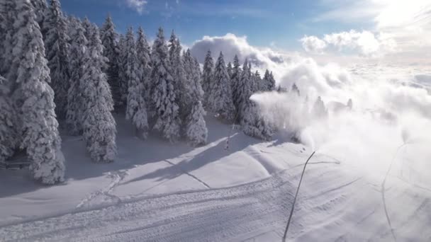 Aerial Skidområde Med Fungerande Snökanoner För Att Skapa Perfekta Skidförhållanden — Stockvideo