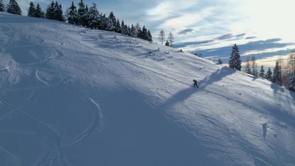 ツアースキーヤーは新鮮なパウダースノーのターンのために雪のピークを登っています 雪の高山の風景の中に冬のスポーツ活動 新鮮な秋の雪の上で山やスキーを訪問するための美しい日 — ストック動画