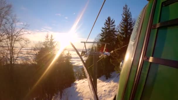 Close Όμορφη Κάθοδος Από Χιονοδρομικό Κέντρο Τελεφερίκ Μετά Από Snowboarding — Αρχείο Βίντεο