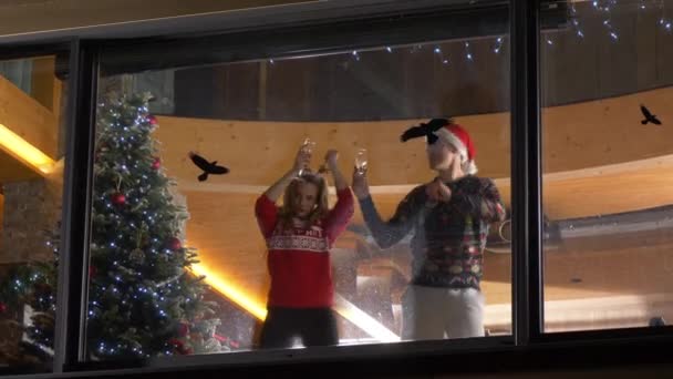 Low Angle View Happy Couple Having Party Christmas While Snows — Vídeo de Stock