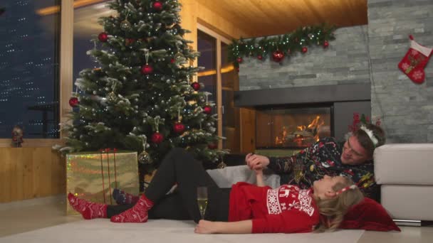 Güzel Bir Çift Noel Arifesinde Romantik Bir Akşam Geçiriyorlar Sevgi — Stok video