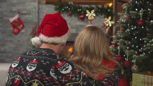 Close Back View Romantic Couple Hugging Fireplace Christmas Eve Young — Vídeo de stock
