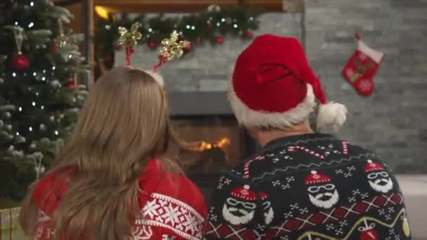 Close Merry Couple Festive Mood Sitting Front Fireplace Christmas Cheerful — Vídeo de stock