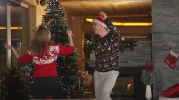 Весела Пара Різдвяних Светрах Танцює Вечірка Святковий Вечір Щасливий Чоловік — стокове відео