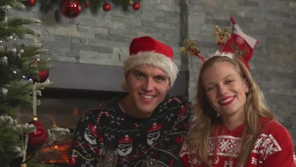 Glimlachend Jong Stel Proost Met Champagne Een Feestelijke Kerstavond Gelukkige — Stockvideo