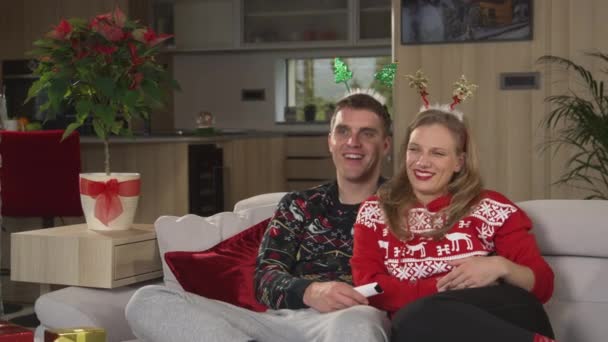 Krásný Mladý Pár Odpočívá Pohodlném Gauči Dívá Vánoční Komedii Televizi — Stock video