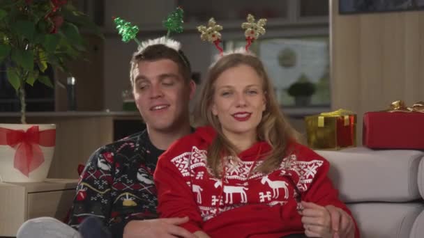 Portrait Festive Couple Singing Man Surprises Woman Christmas Present Lovely — Vídeo de Stock