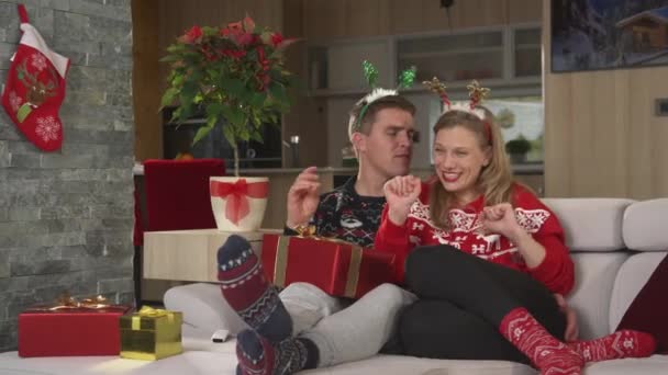 Happy Couple Christmas Sweaters Sings While Watching Entertainment Program Young — Vídeo de stock