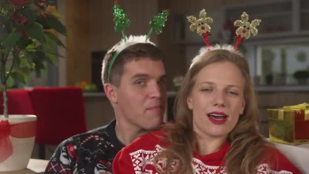 Portrait Joyful Couple Festive Mood Singing Dancing Christmas Eve Cheerful — Wideo stockowe