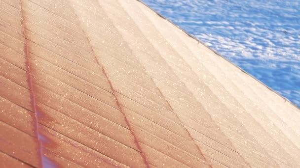閉じる 凍結冬の朝に白い霜で覆われた屋上パターン 屋根の表面に氷の結晶は 朝の冬の太陽の下で輝きます 寒い季節を受け入れる雪の田舎 — ストック動画